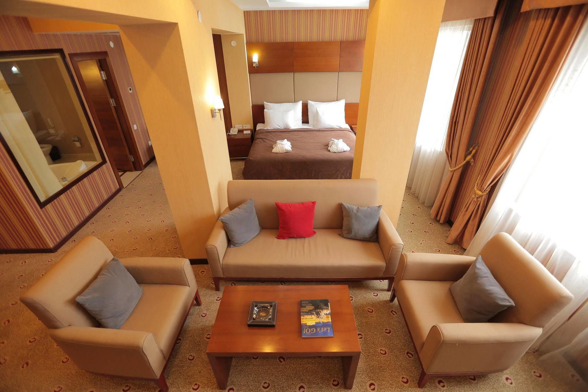 Regardal Hotel Alma-Ata Buitenkant foto