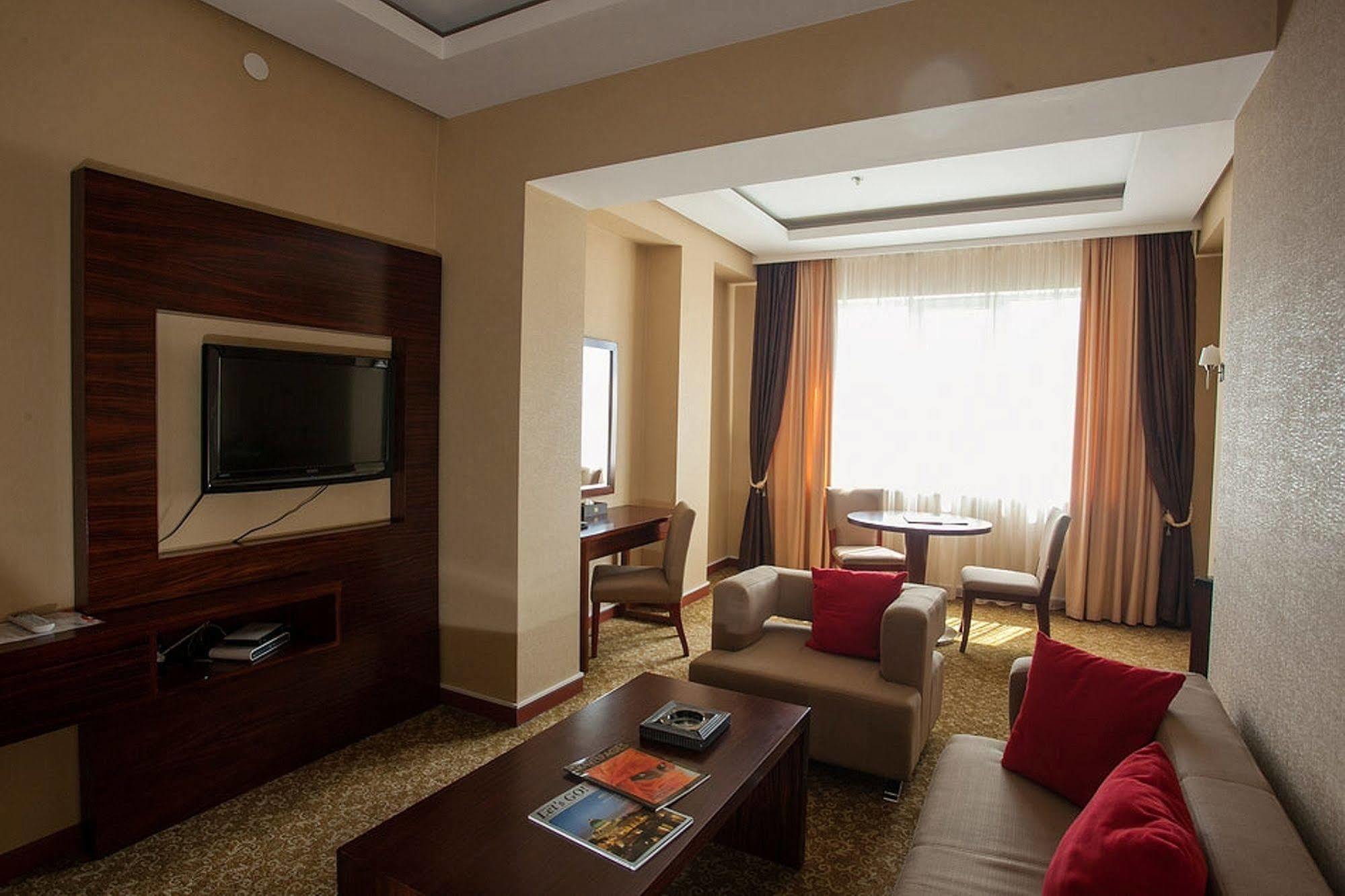 Regardal Hotel Alma-Ata Buitenkant foto